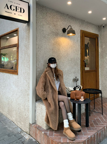 Real shot of the same high-end teddy bear fur teddy coat, warm and cold-resistant windbreaker jacket