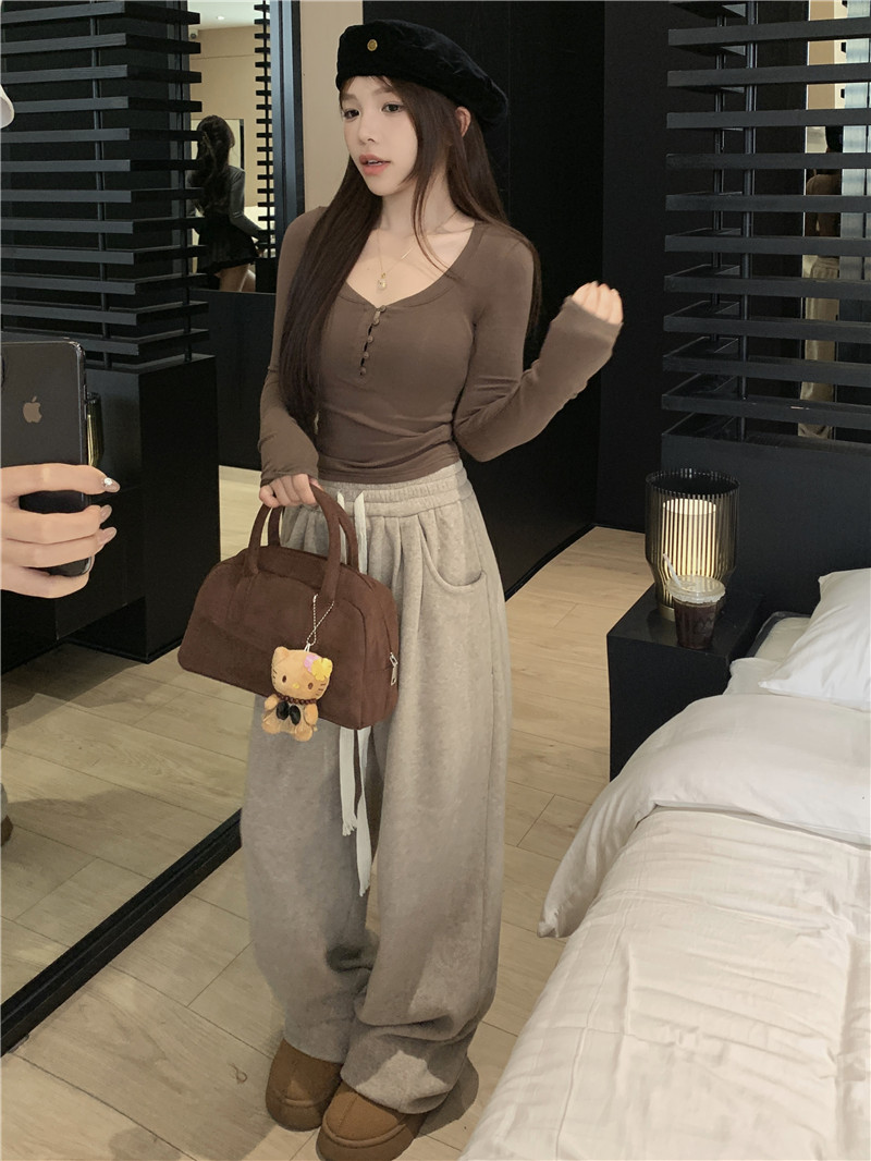 Real shot of Maillard wearing a versatile brushed bottoming shirt + casual thickened warm wide-leg pants