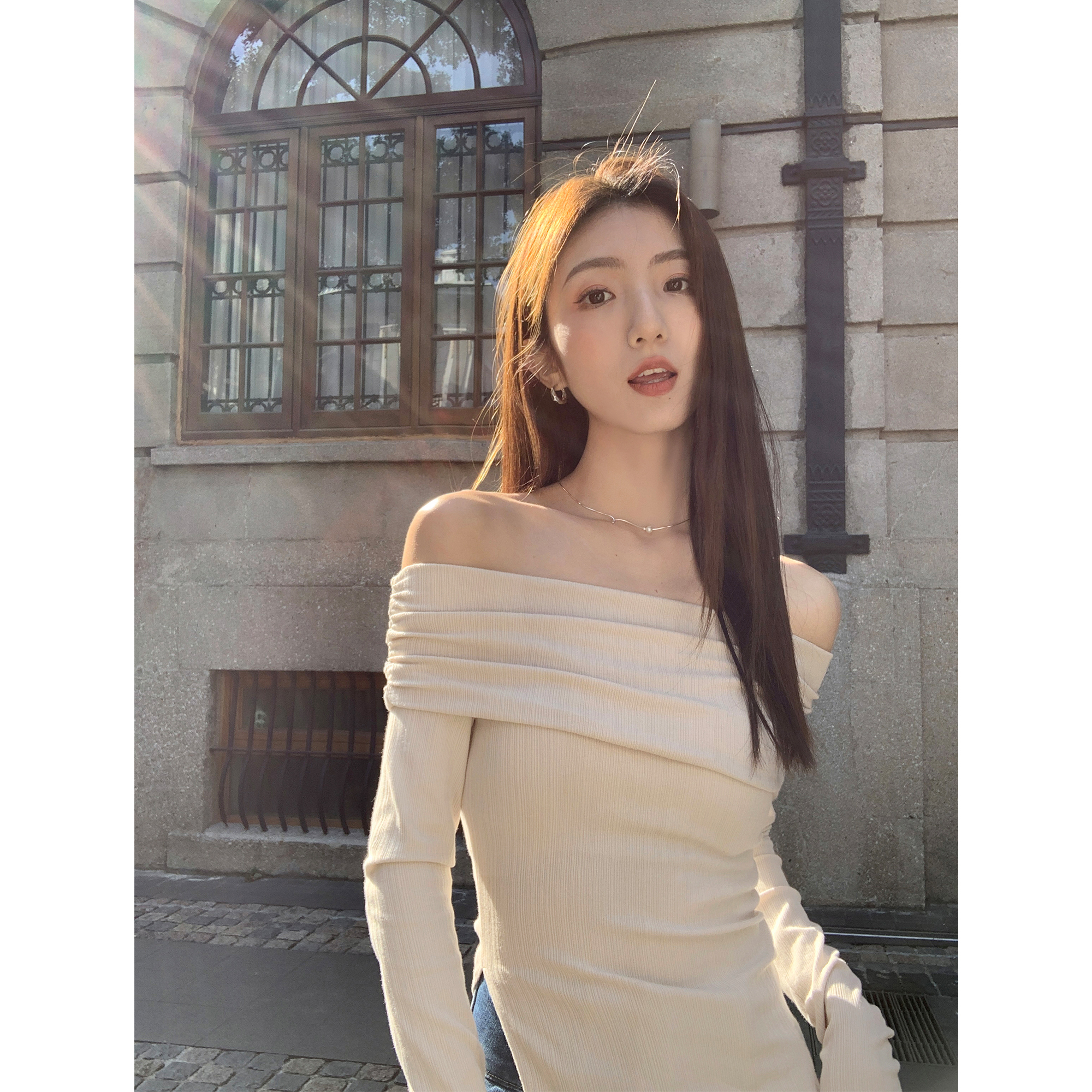One-shoulder long-sleeved T-shirt for women with slits, irregular design, niche slim fit, off-shoulder top