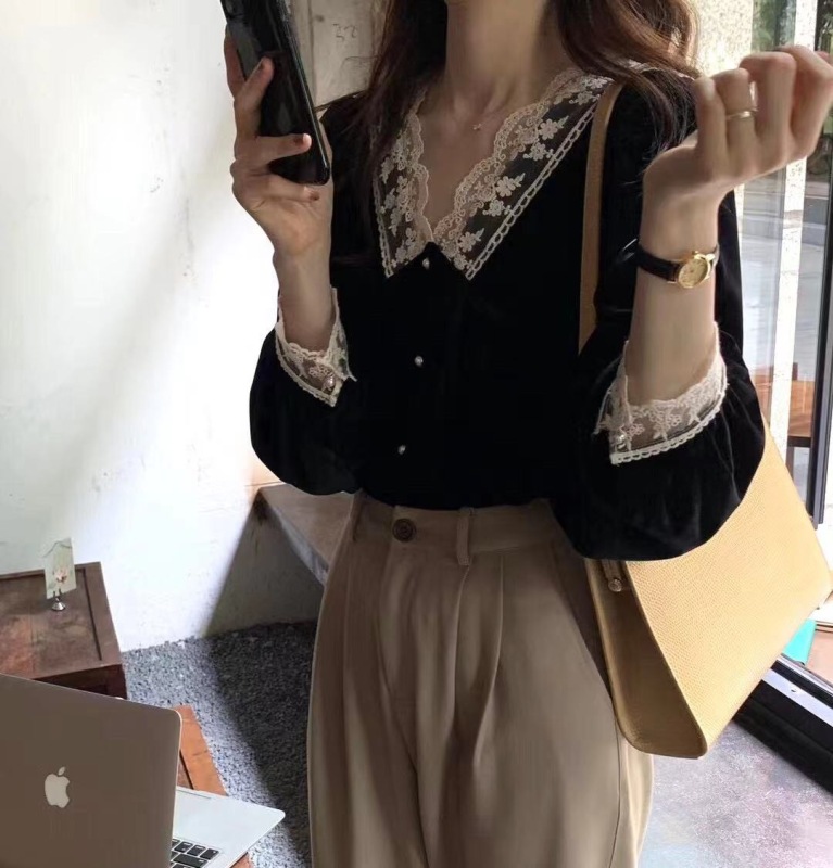 Spring 2023 retro French niche palace style lace V-neck golden velvet Hepburn small fragrance style shirt top for women
