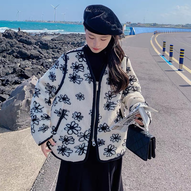 Ink painting quilted lamb wool coat for women 2023 winter new thickened quilted loose Korean style top for small people