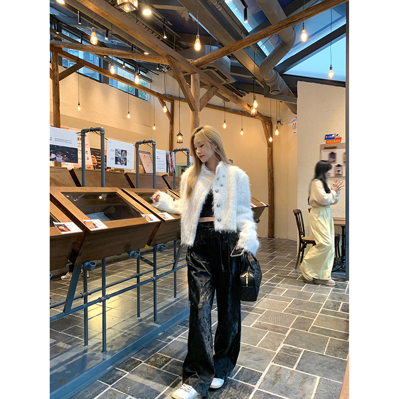 TA suki takes care of you. White plush multi-button jacket, soft and waxy high-end niche top.
