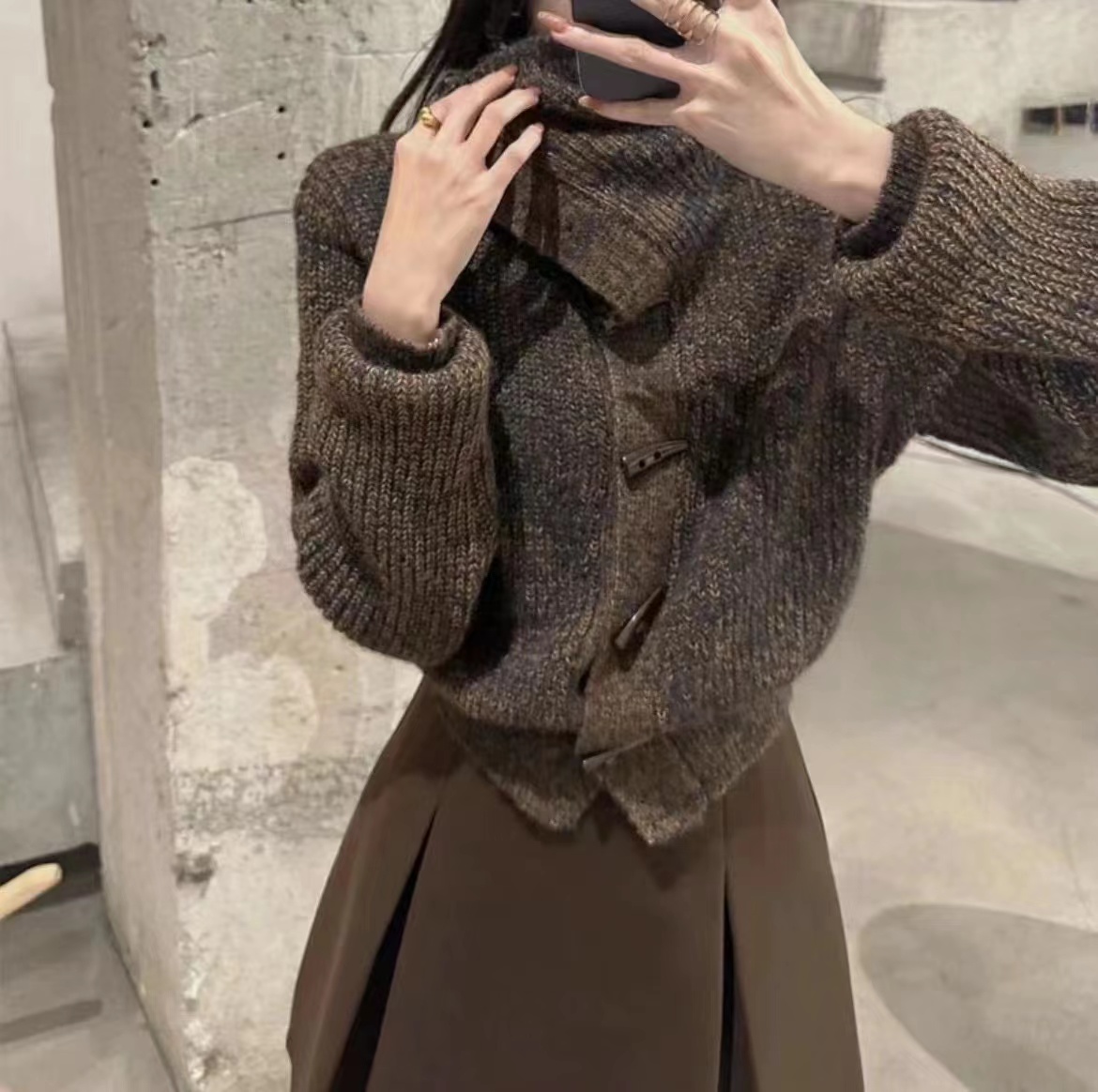 韓版高級感高領毛衣女秋冬2023新款時尚百搭牛角扣針織衫開衫外套