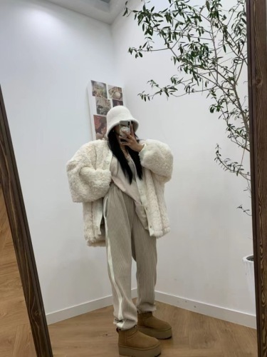 Dongdaemun, South Korea, furry, lazy, loose, mid-length and stylish jacket