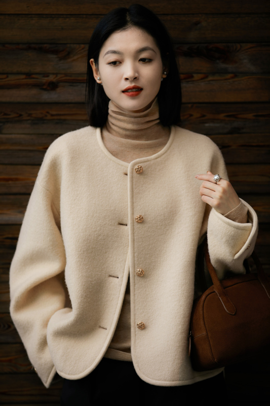 It’s enough to keep you warm in winter ~ Gentle and temperament, this woolen tucked-up single-sided woolen short coat with small gold buttons is a must-have.