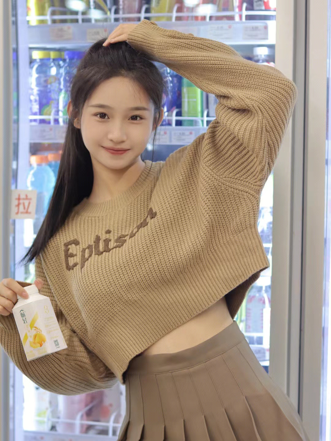 Early spring outfit, cool salt fashion, age-reducing internet celebrity, salty and sweet Hong Kong style retro chic two-piece suit for women