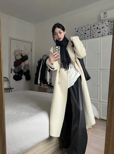 Actual shot. Large quantity has been released. Woolen coat, mid-length, lazy and loose woolen coat.