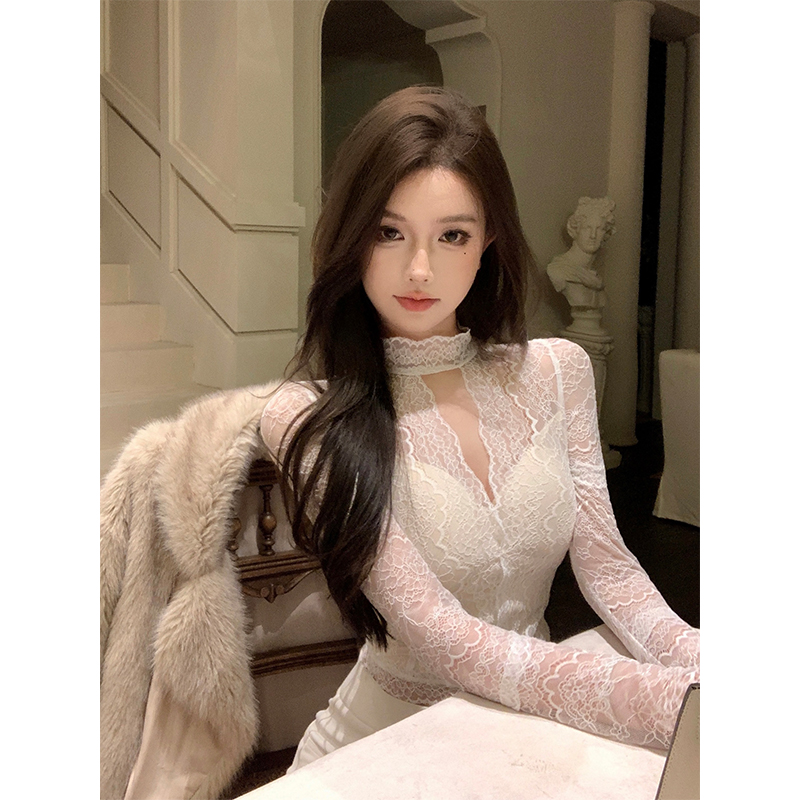 Real shot of halterneck high-neck lace top with solid color, slim and fashionable long-sleeved bottoming shirt