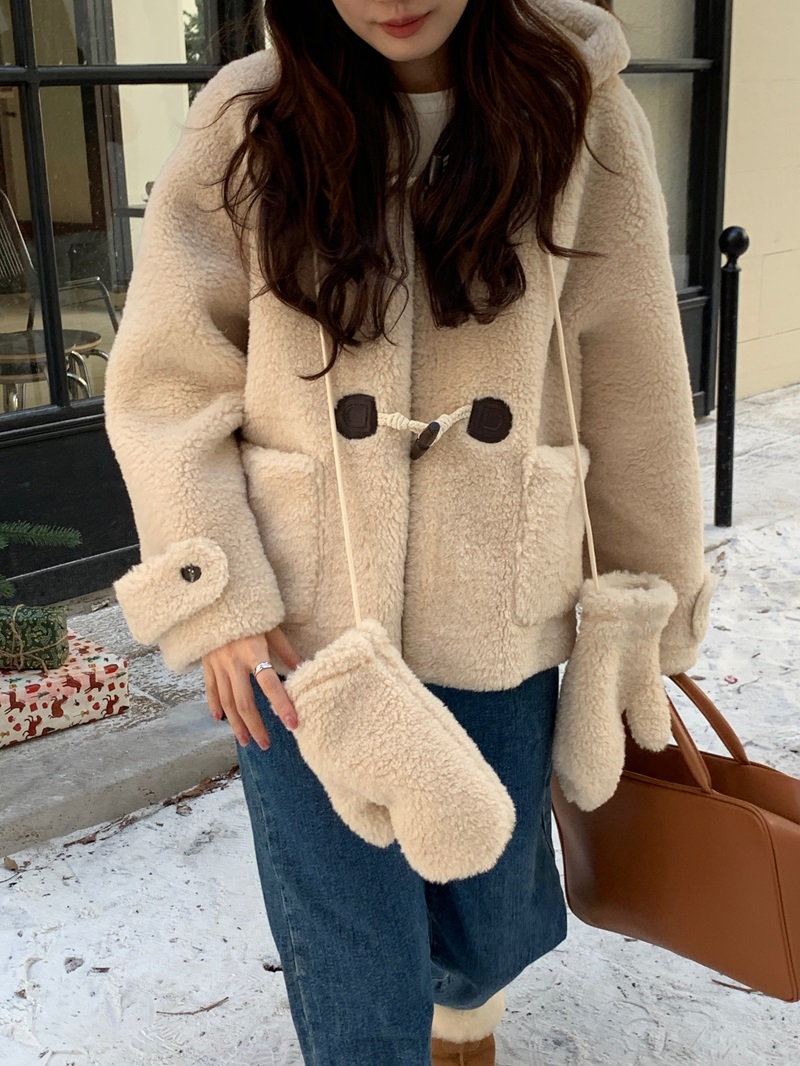 Actual shot of Korean style atmospheric hooded horn-buttoned lamb velvet fur all-in-one warm short jacket with gloves, two colors