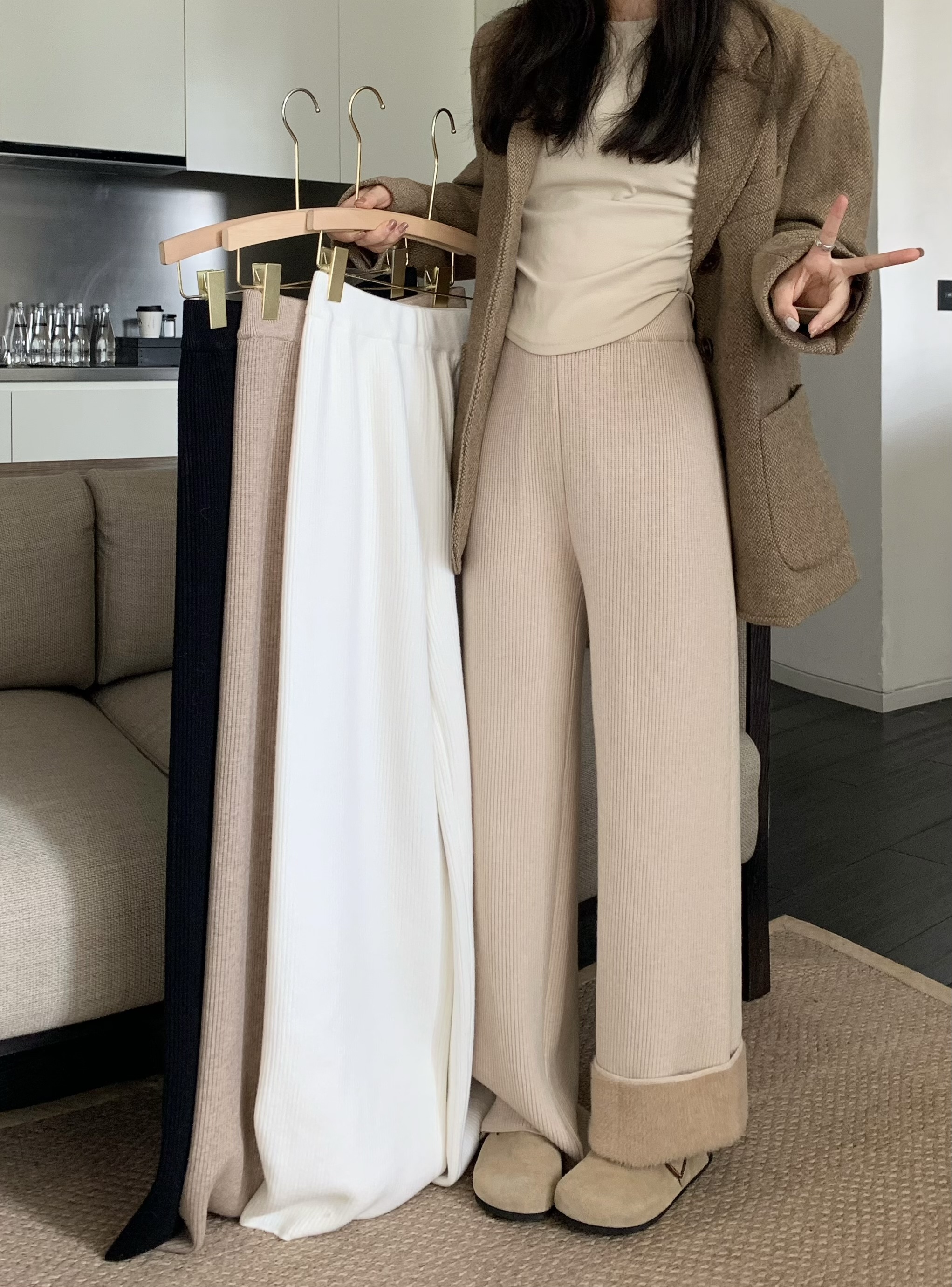 Actual shot~White velvet and thickened one-piece velvet high-waist drape straight pants