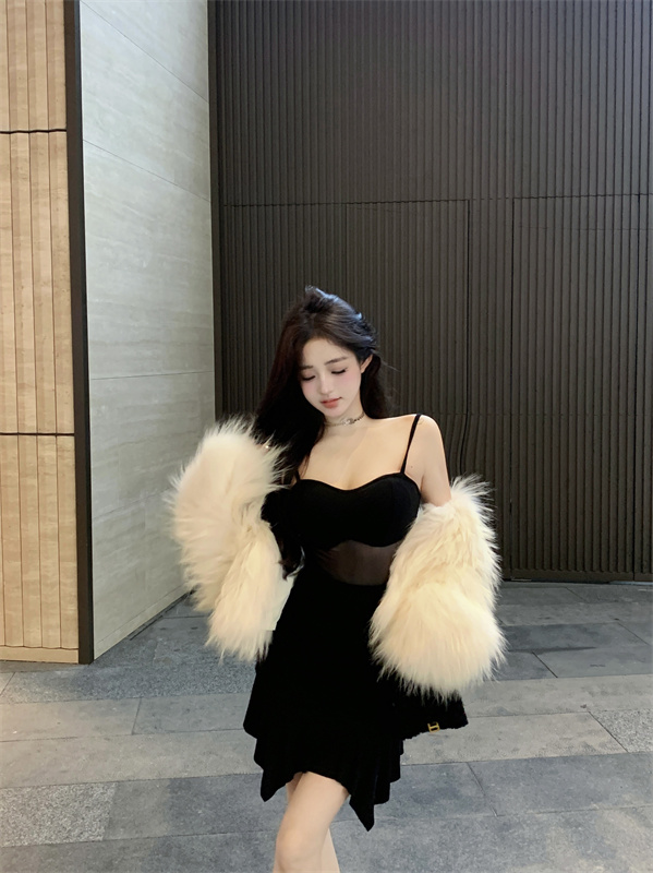 Real shot of a sweet hot girl’s sleeveless waist-cinching suspender dress, pure lust and sexy hip-hugging skirt