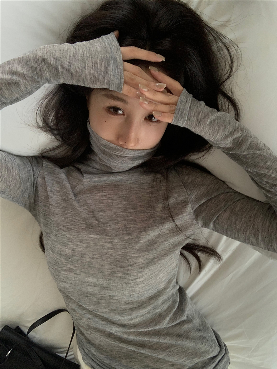 Actual shot of a high-necked long-sleeved T-shirt top, slim and slim, with a base layer underneath