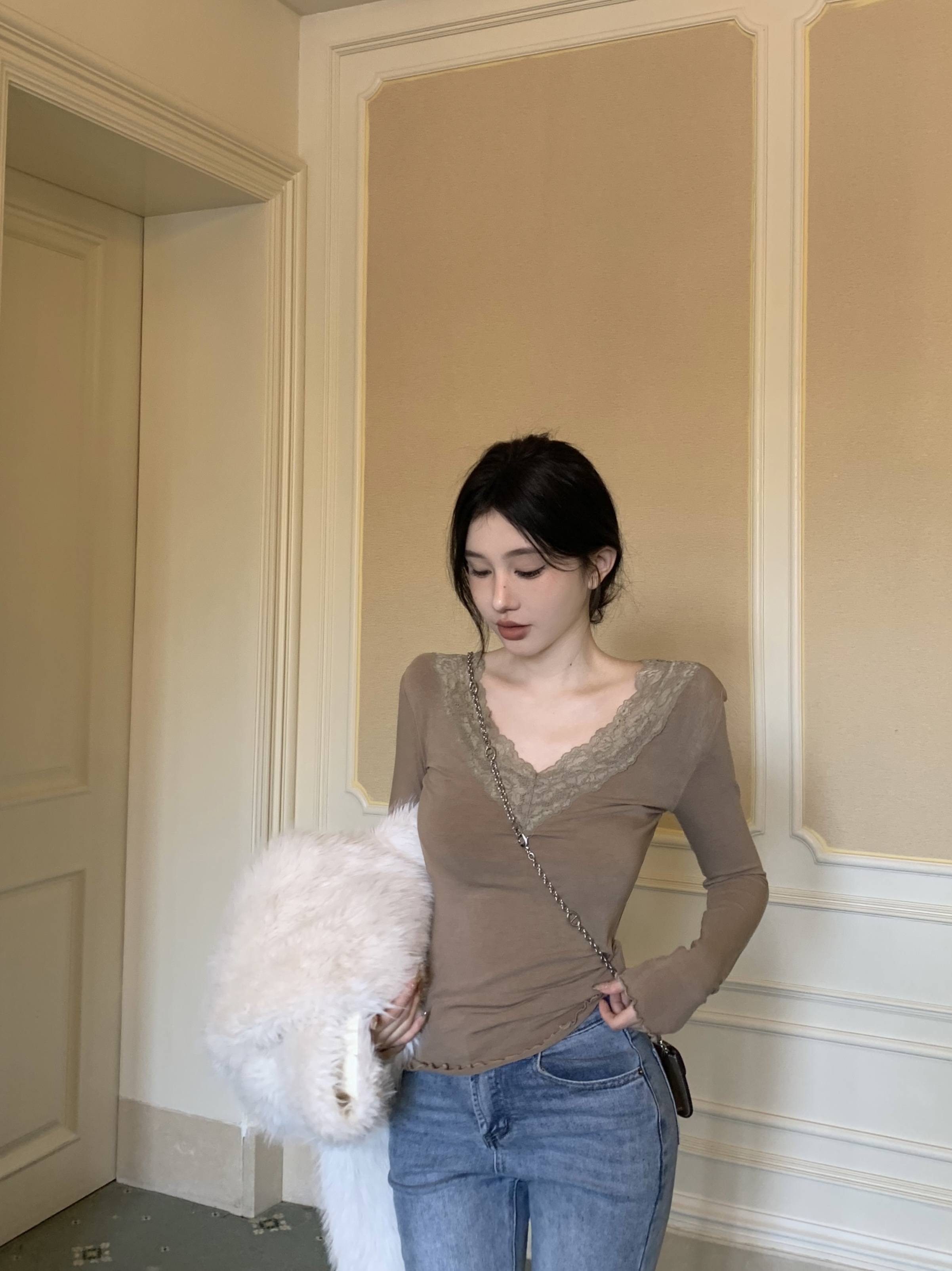 Actual shot of big breasts and thin waist, lace collar long-sleeved bottoming shirt with elastic V-neck autumn and winter T-shirt top