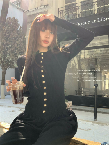 Actual shot of metal buckle round neck long-sleeved knitted cardigan for women in autumn and winter, slim fit and elegant sweater