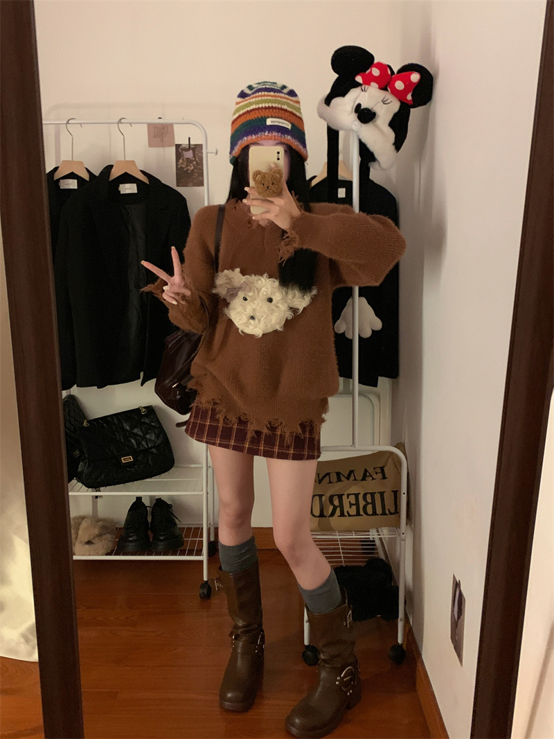 實拍  美拉德設計感慵懶小狗撕邊仿貂V領長毛衣+格子高腰短裙