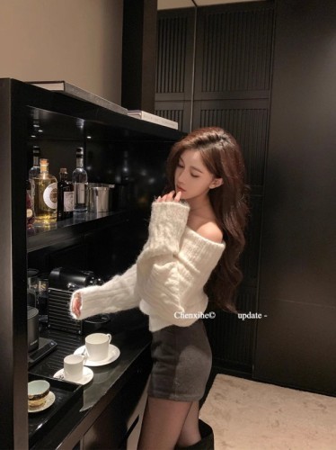 He Chenxi lazy style white wool one-shoulder sweater for women autumn and winter high-end loose twist knitted sweater