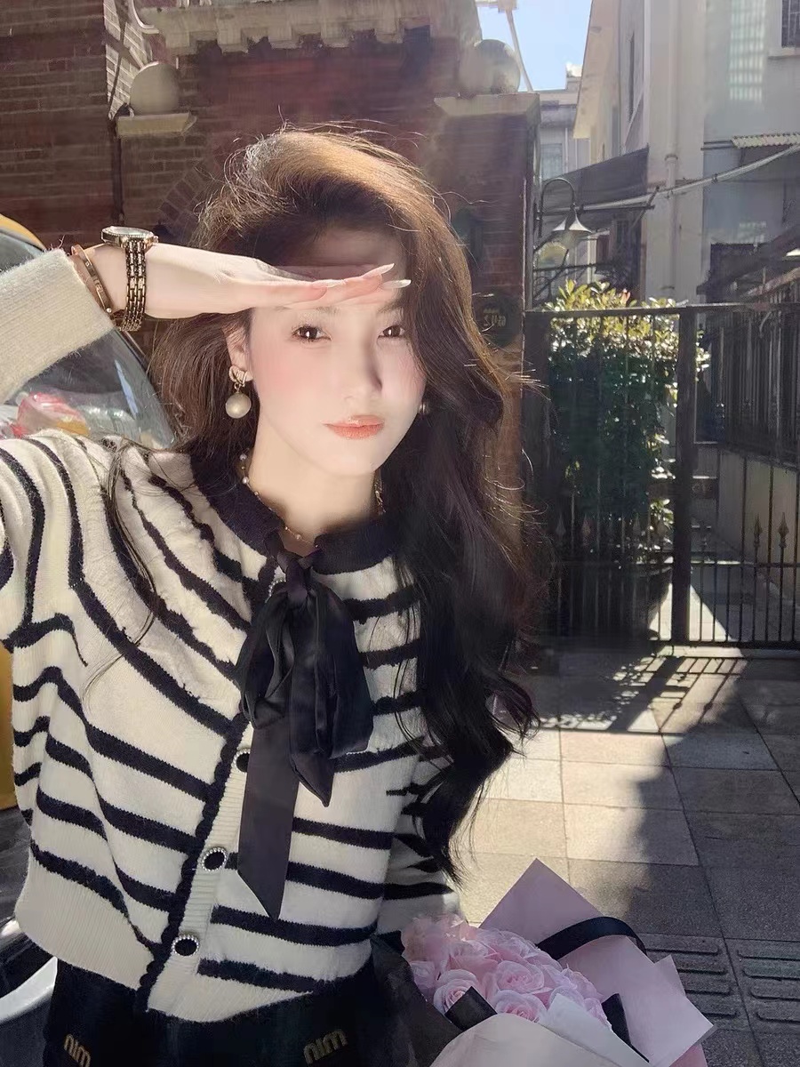 魚兔子的兔子圓領毛衣女蝴蝶結系帶秋冬2023新款條紋寬鬆休閒上衣