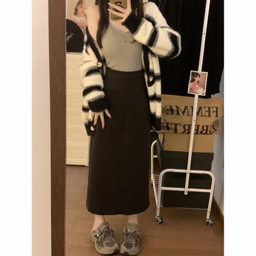 Actual shot of  new autumn and winter high-waisted mid-length women's black temperament woolen skirt with hip-covering A-line skirt