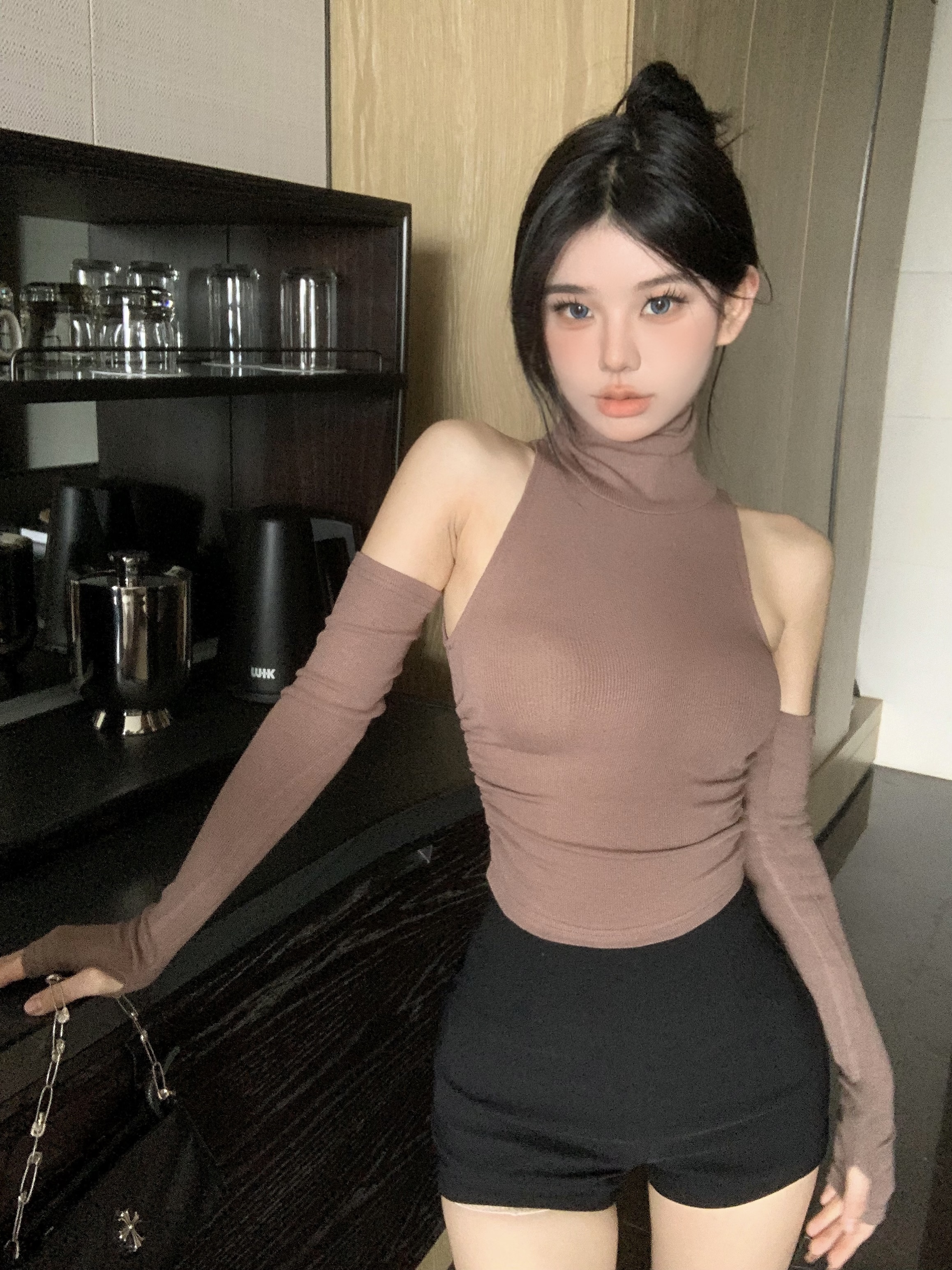 實拍~甜辣修身彈力T恤長袖露肩性感高領帶袖套側邊褶皺上衣女