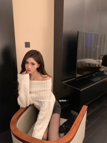 He Chenxi lazy style white wool one-shoulder sweater for women autumn and winter high-end loose twist knitted sweater