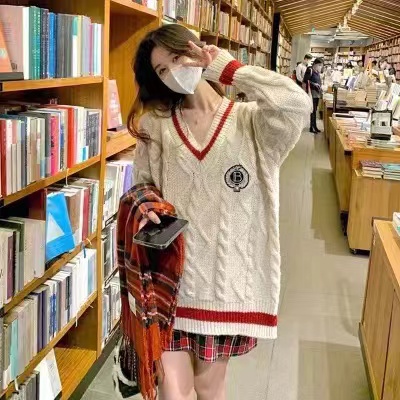韓版學院風麻花毛衣女新款減齡氣質寬鬆顯瘦刺繡徽章針織衫
