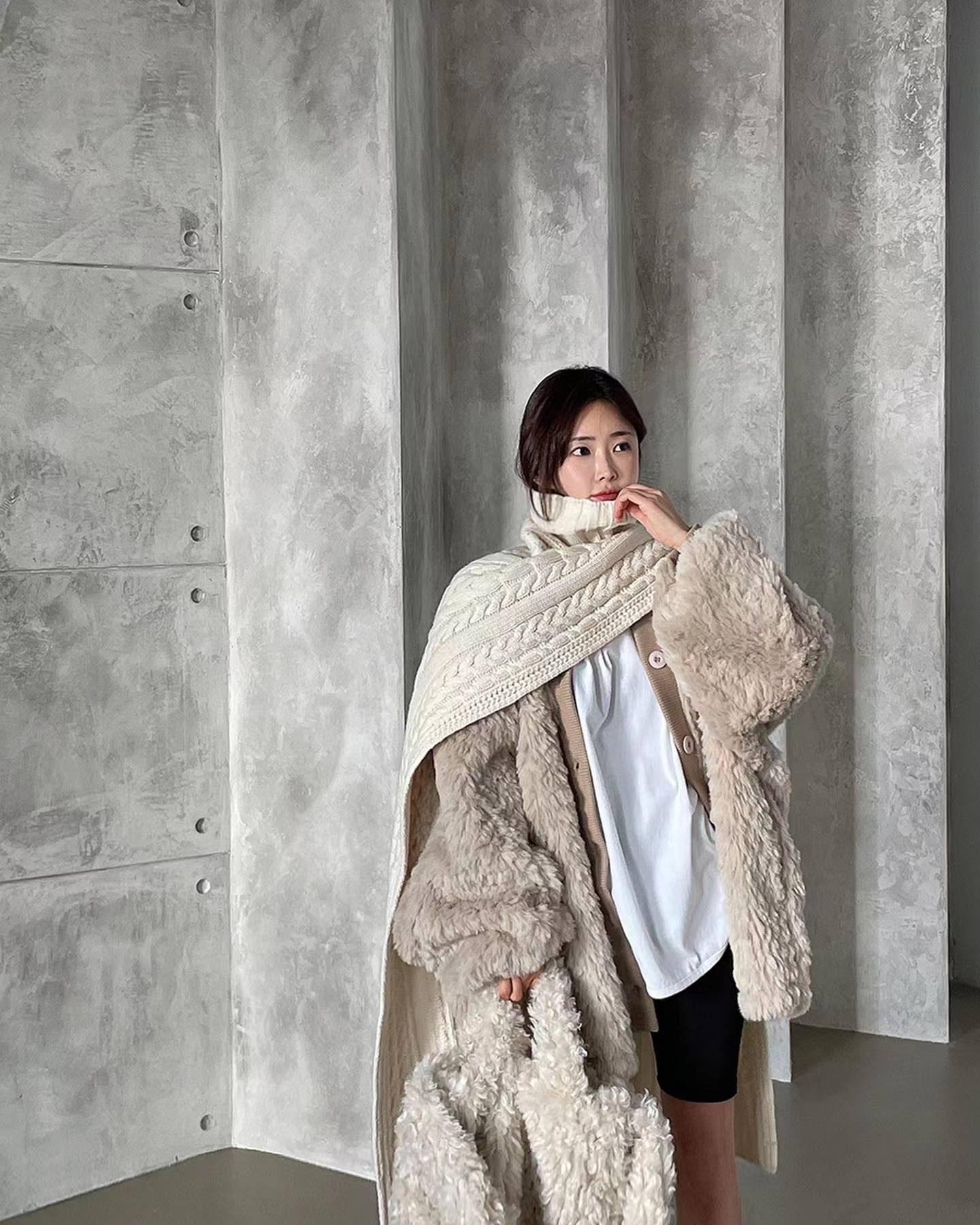 Dongdaemun, South Korea, furry, lazy, loose, mid-length and stylish jacket