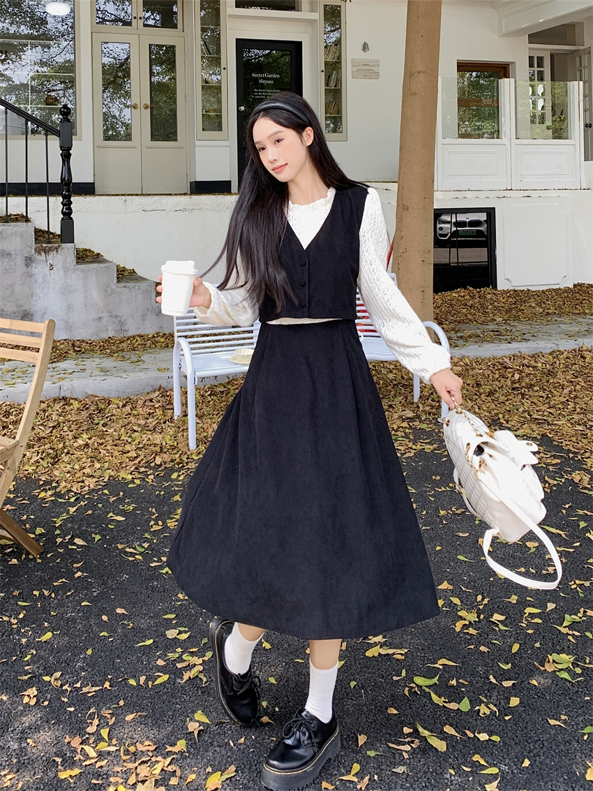 Real shot of corduroy French dress thickened women's long-sleeved lace splicing temperament V-neck fake two-piece long skirt
