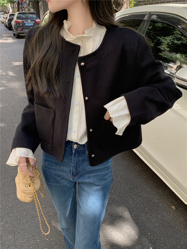 Real shot!  Pleated stand-up collar, lace shirt, Hepburn-style black jacket, elegant woolen short top