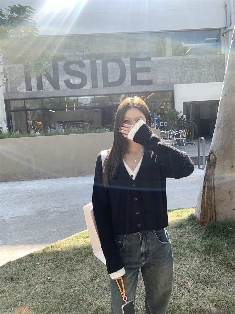 Real shot of fake two-piece V-neck sweater for women, new winter cardigan, soft waxy sweater, niche top with design