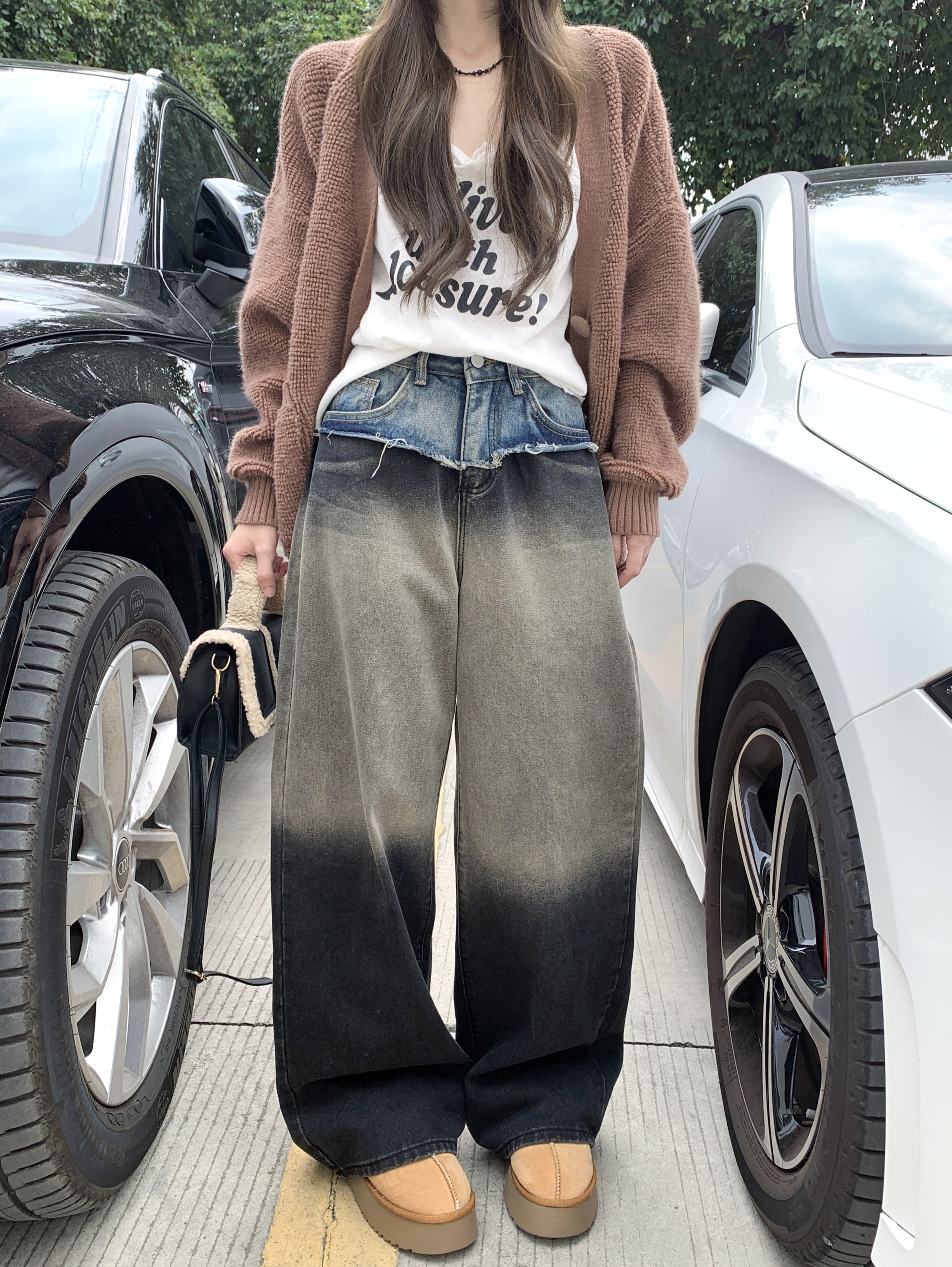Actual shot of high-waisted slimming patchwork contrasting design retro washed wide-leg jeans