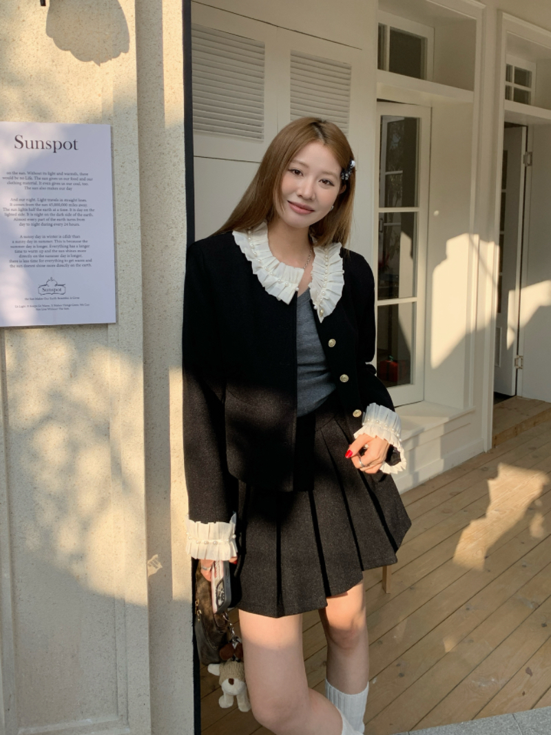 Actual shot of a small, fragrant, off-the-shoulder short woolen jacket and pleated skirt suit
