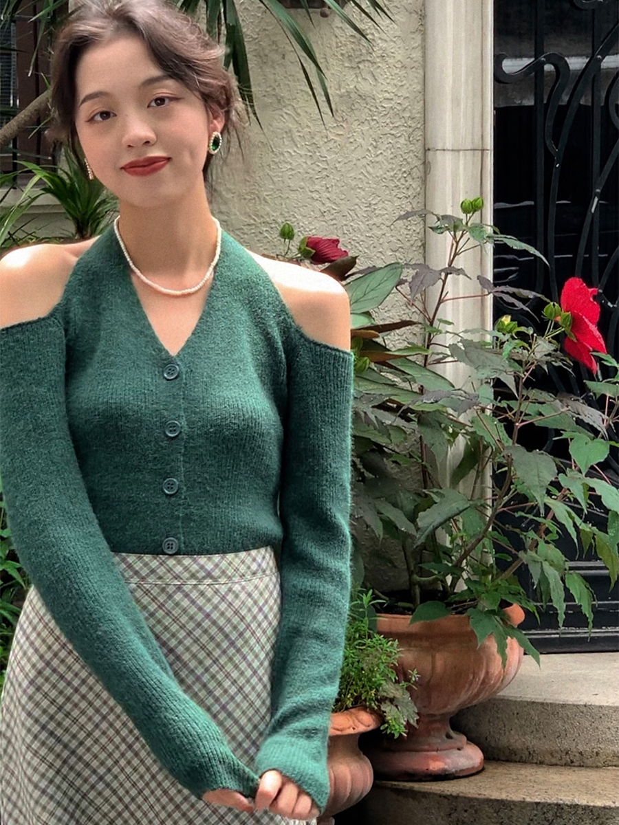 港風早秋針織衫女春高級設計感小眾掛脖露肩長袖上衣短款毛衣紅色