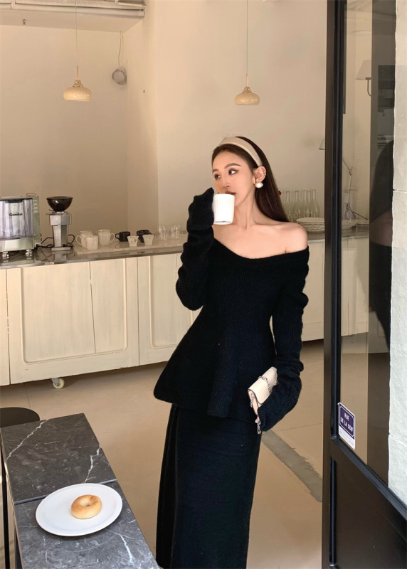 Actual shot of a gentle, slim, slim off-shoulder top + skirt knitted sweater two-piece suit