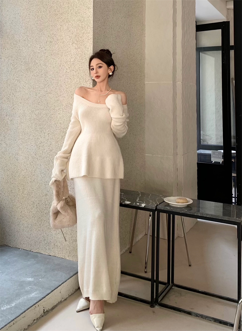 Actual shot of a gentle, slim, slim off-shoulder top + skirt knitted sweater two-piece suit