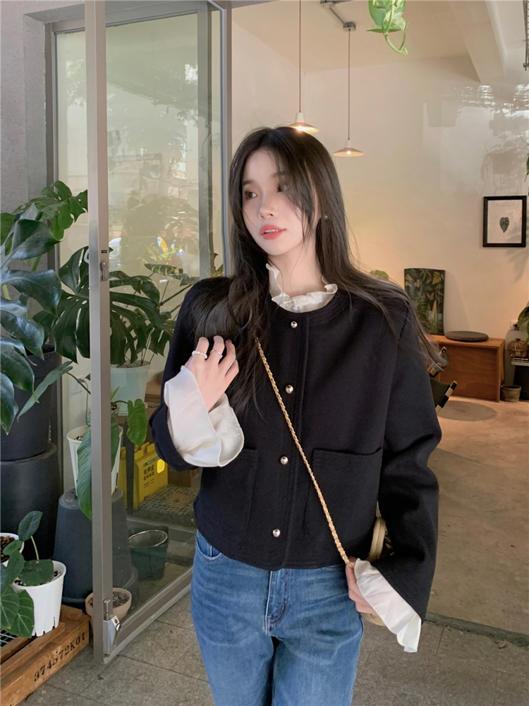 Real shot!  Pleated stand-up collar, lace shirt, Hepburn-style black jacket, elegant woolen short top