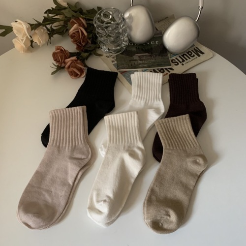 Real shot of winter flat vertical strip mid-tube socks Japanese style simple solid color high elastic band mid-tube socks