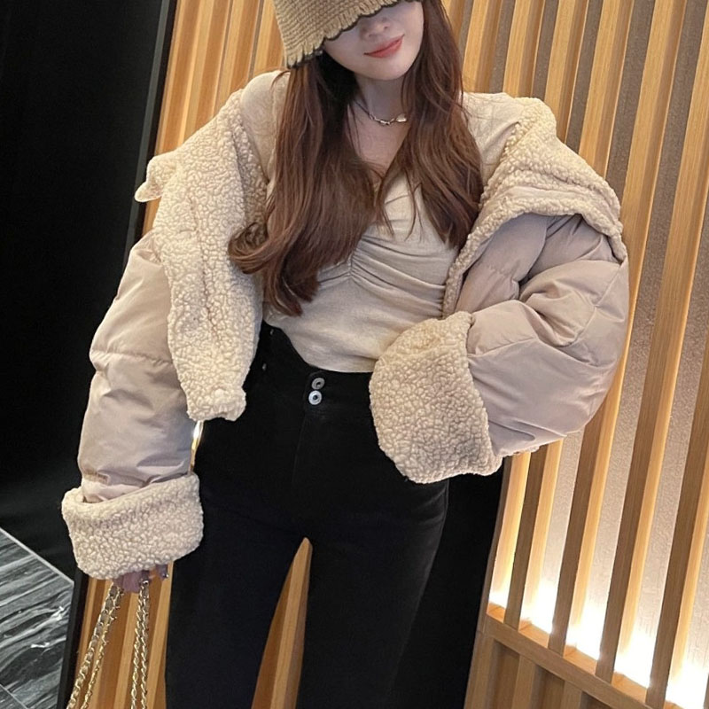 羊羔毛拼接兩面穿羽絨服女短款冬季新款麵包服時尚洋氣