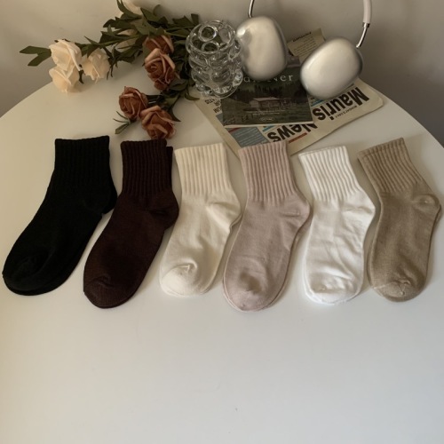 Real shot of winter flat vertical strip mid-tube socks Japanese style simple solid color high elastic band mid-tube socks
