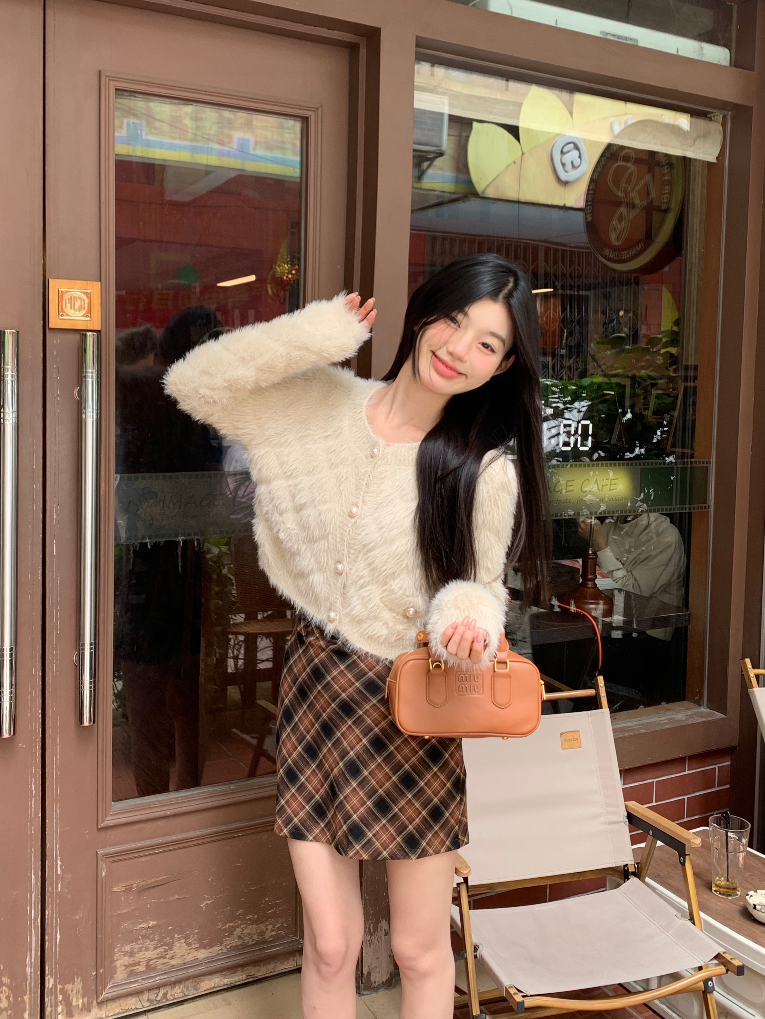 Actual shot of a suit with a small fragrance and gentle mink wool sweater, a loose and slim design with a niche temperament top