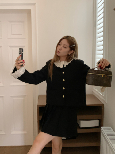 Actual shot of a small, fragrant, off-the-shoulder short woolen jacket and pleated skirt suit