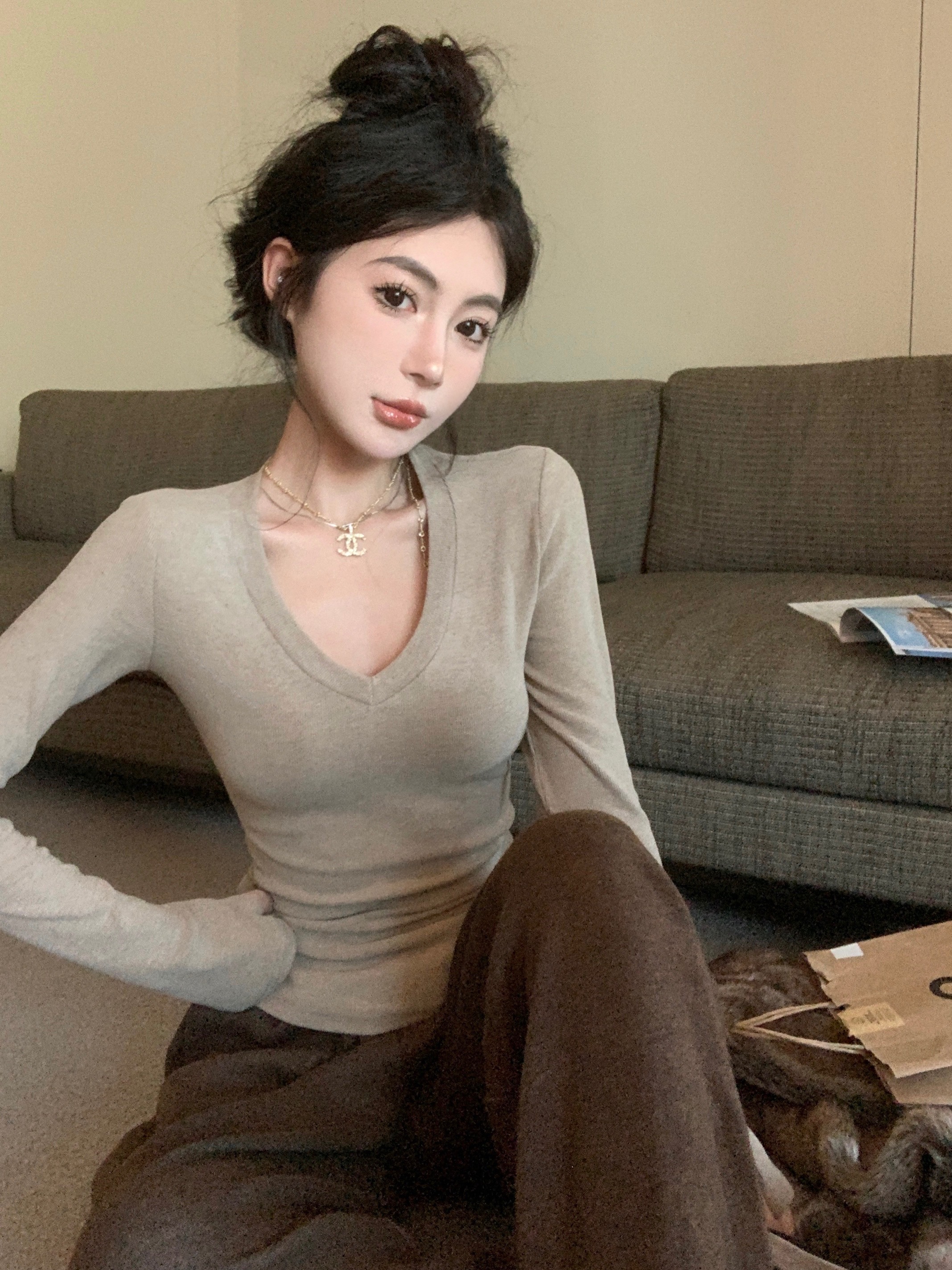 Actual shot of brushed simple slim fit and versatile bottoming shirt v-neck long-sleeved top