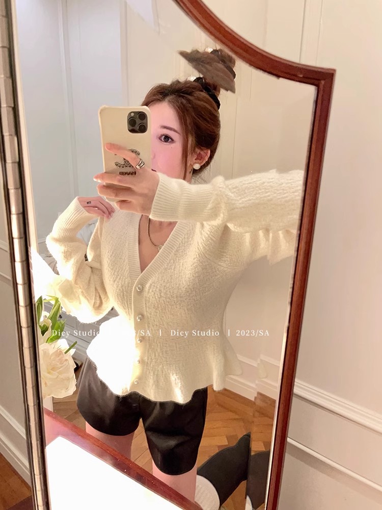 法式復古珍珠扣收腰毛衣開衫女秋冬小個子百搭V領短款針織上衣
