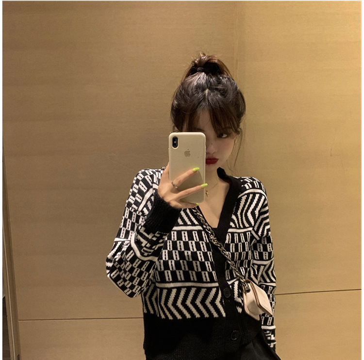 Celebrity Xiaoxiangfeng suit goddess autumn and winter fashionable and age-reducing royal sister sweater wide-leg pants two-piece winter suit