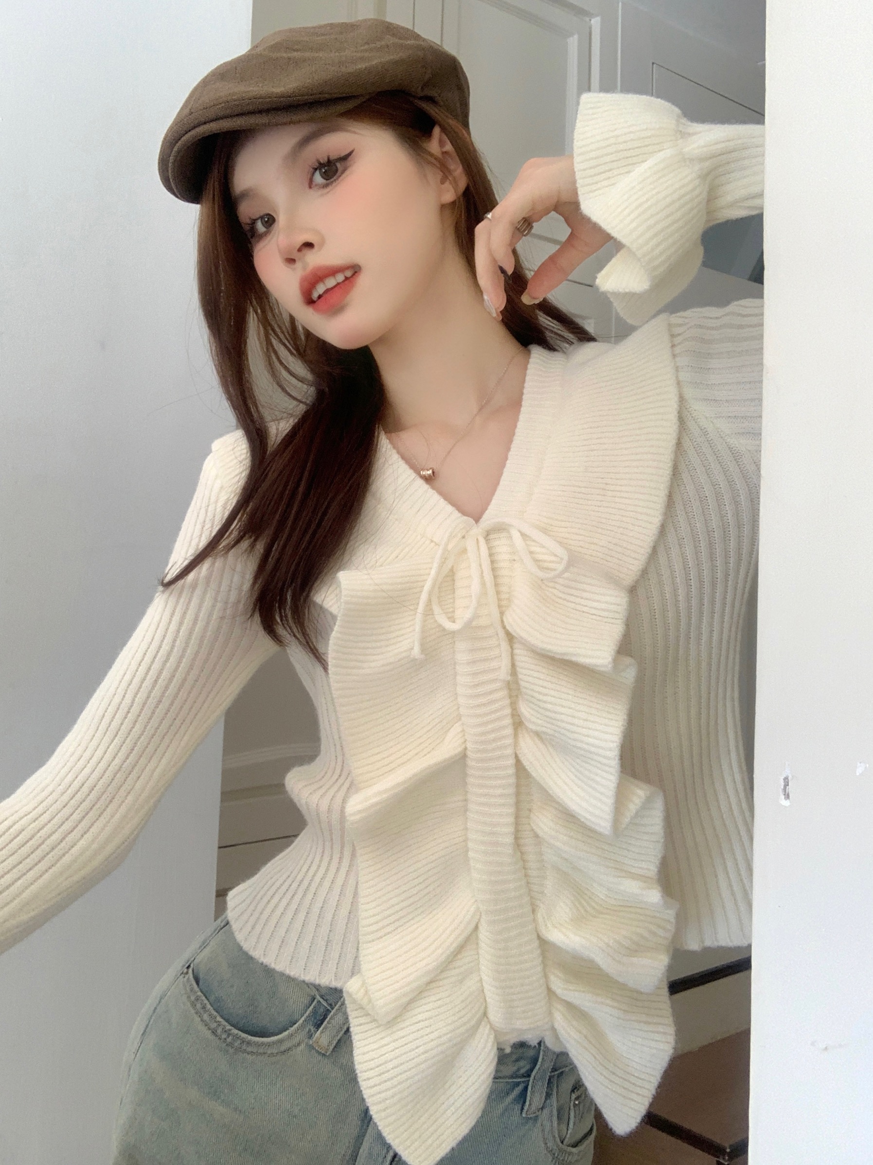 Real shot of autumn and winter new temperament ruffled long-sleeved v-neck lace-up slim, sweet and slim knitted sweater for women