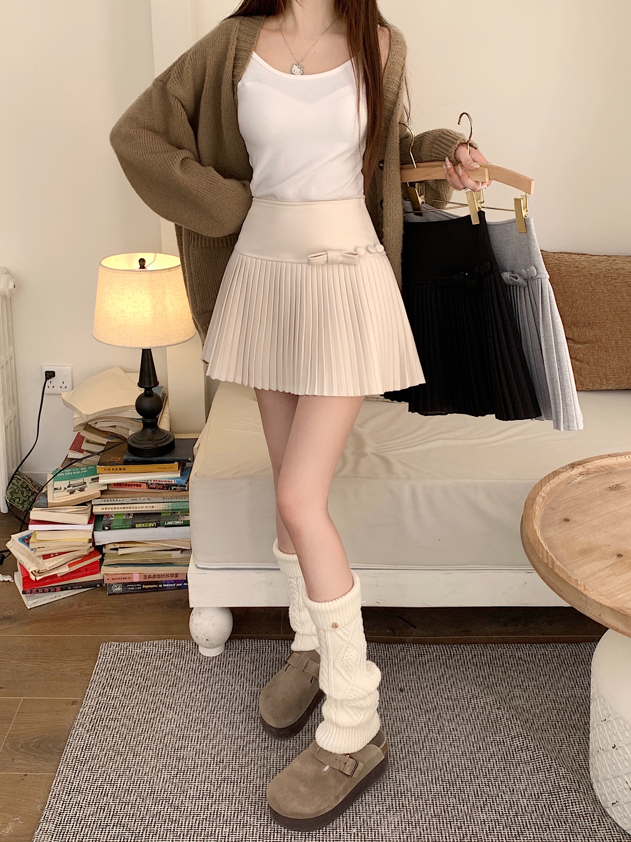 Actual shot of bow-decorated high-waisted pleated skirt, versatile woolen skirt
