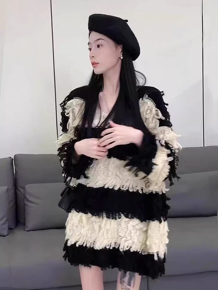 .Late autumn evening breeze, autumn atmosphere, design, fashion, tassels, light luxury, slimming and versatile sweater for women