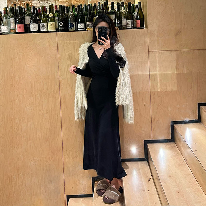 法式赫本風黑色連衣裙子女2023新款秋冬季大衣內搭打底長裙高級感