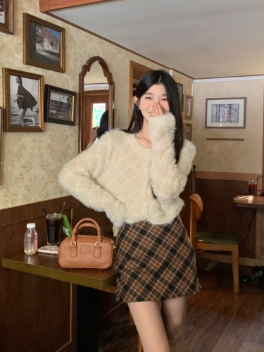 Actual shot of a suit with a small fragrance and gentle mink wool sweater, a loose and slim design with a niche temperament top