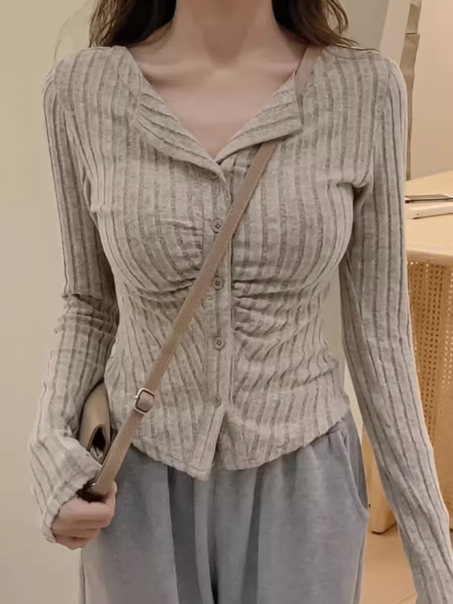 甜辣妹正肩秋季新款單排扣外穿修身長袖T恤女小眾別致上衣