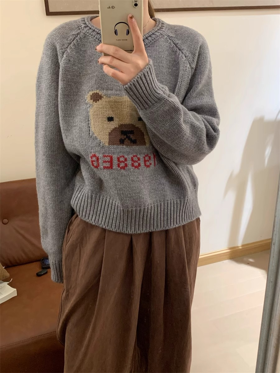 Cute bear pattern knitted sweater for women 2023 autumn and winter new style simple pullover sweater for age-reducing home style